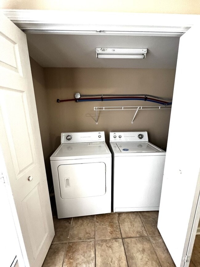 Building Photo - 2 Bedroom 1.5 Bathroom Townhome!!!