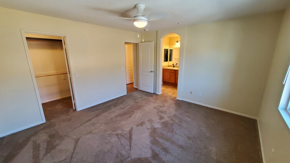 Upstairs Master bed - 10488 Hollingsworth Way