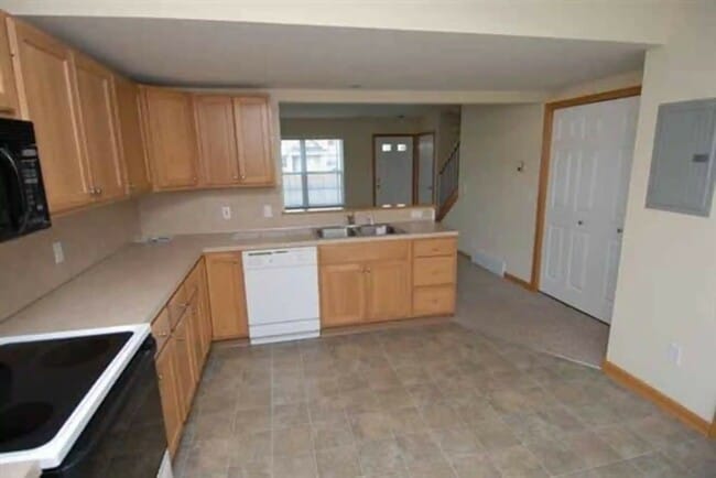Building Photo - 3880 Kenowa Ave SW