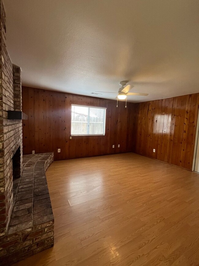 Building Photo - Charming home for rent in Tulare! Availabl...