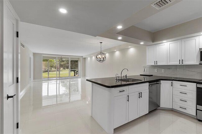 Building Photo - 605 Oaks Dr