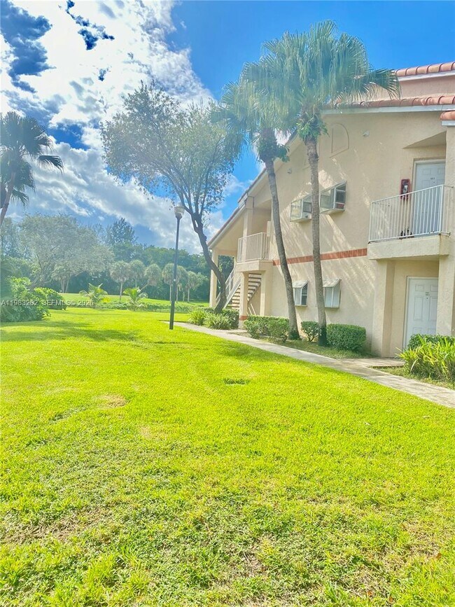 Building Photo - 3310 Pinewalk Dr N