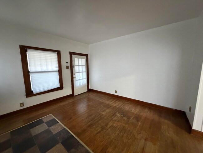 Building Photo - 1121 Bowman-N