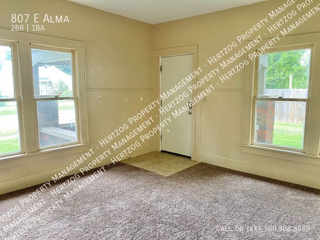 Building Photo - Charming 2 Bedroom Duplex with Basement an...