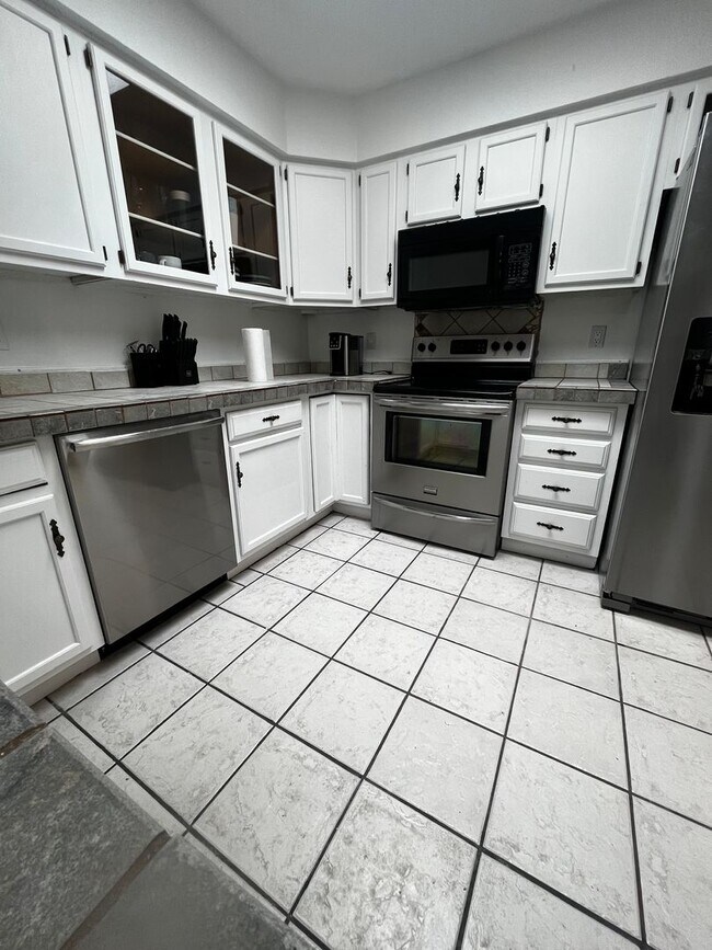 Building Photo - FURNISHED 2 bedroom 2 bath Townhouse With A Bonus Room in a Great Location!