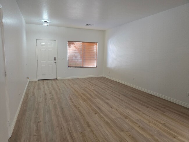 Building Photo - Beautiful five bedroom, 2.5 bath home with a large loft in the San Tan Heights community.