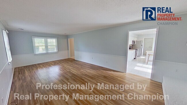 Building Photo - Charming Home Backing up to Arrowhead Park...