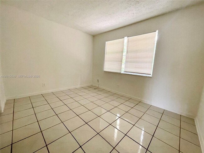 Building Photo - 2621 Riverland Dr