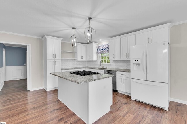 Building Photo - 203 Roper Mountain Rd Ext