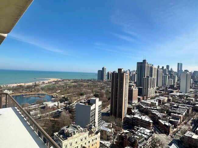 Building Photo - 1960 N Lincoln Park W