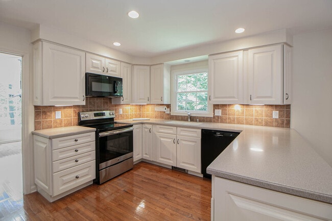Building Photo - 815 Shady Bluff Trail