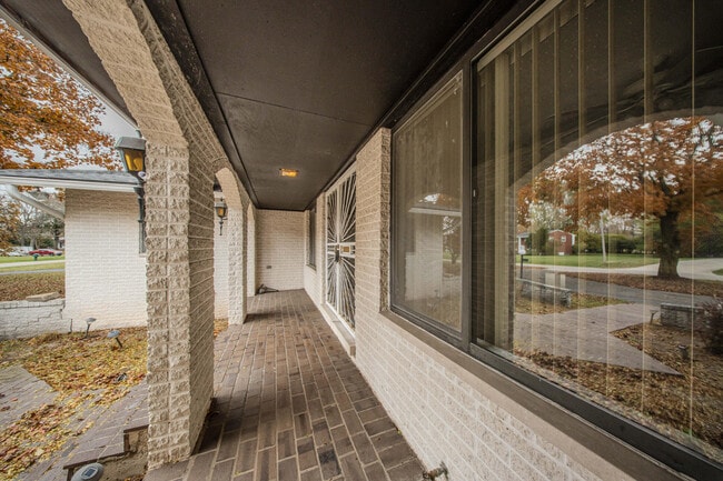 Building Photo - 22745 Wrexford Dr