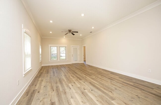 Building Photo - Four Bedroom Home