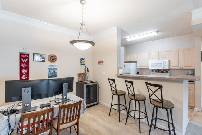 Building Photo - 2 Bedroom 1 Bath Condo in Park West - Mount Pleasant