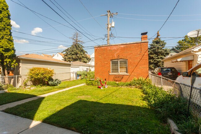 Building Photo - 4820 W Roscoe St