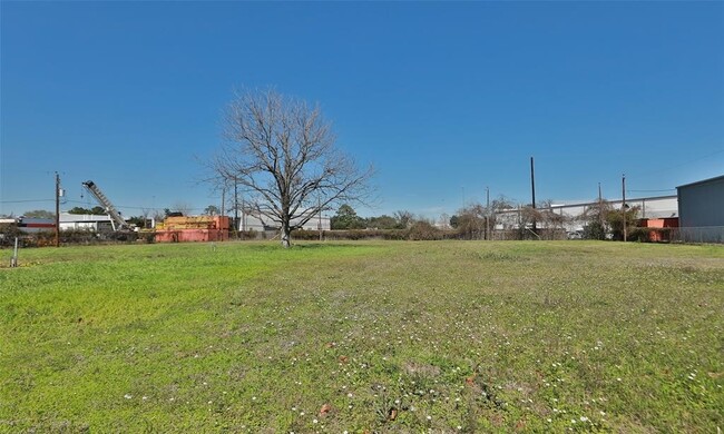 Building Photo - 14742 Hempstead Rd