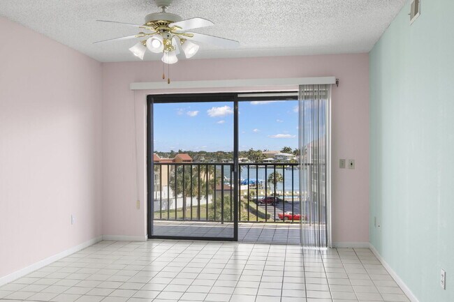Building Photo - Condo For Rent on ST PETE BEACH!