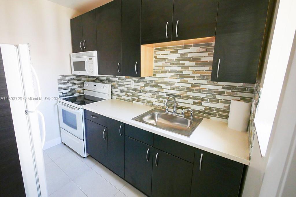 Building Photo - 11105 NE 9th Ave