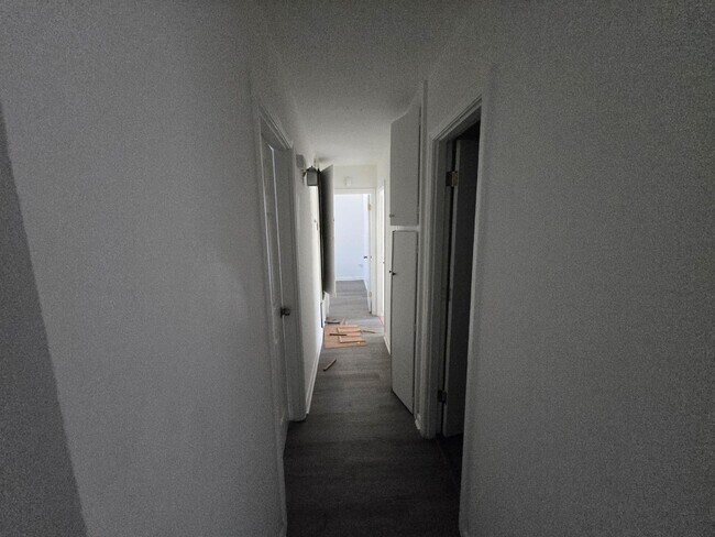 Building Photo - 3230 Ridgeland Dr