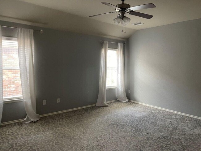 Building Photo - Newcastle Schools, great floor plan and neighborhood! New paint and carpet!