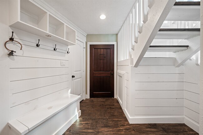 Building Photo - 3203 Poe Dr