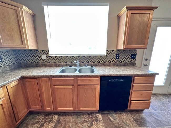 Building Photo - Stunning 3 bed, 2.5 bath, 2575 sq ft home ...