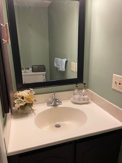 Half bathroom - 428 Thoreau Rd