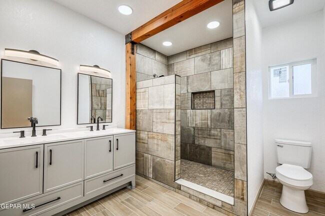 Building Photo - 4945 Vista Grande Cir