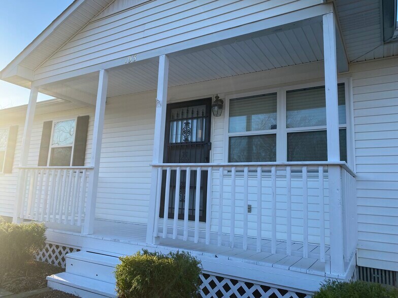 Building Photo - 193 Circle Dr