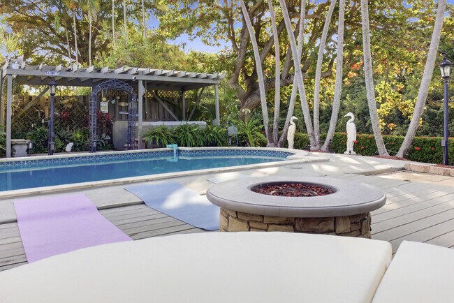 Building Photo - 1905 Meadow Ct