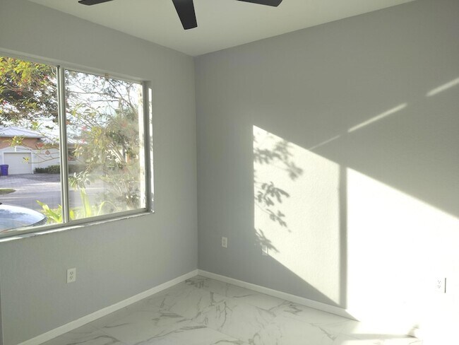 Building Photo - 826 Middleton Dr SW