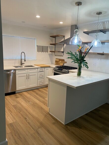 Kitchen - 241 S Barrington Ave