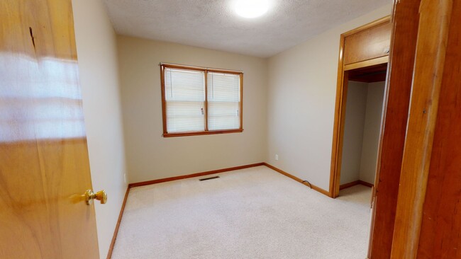 Building Photo - 3 Bedroom, 1 bathroom with Double Detached...
