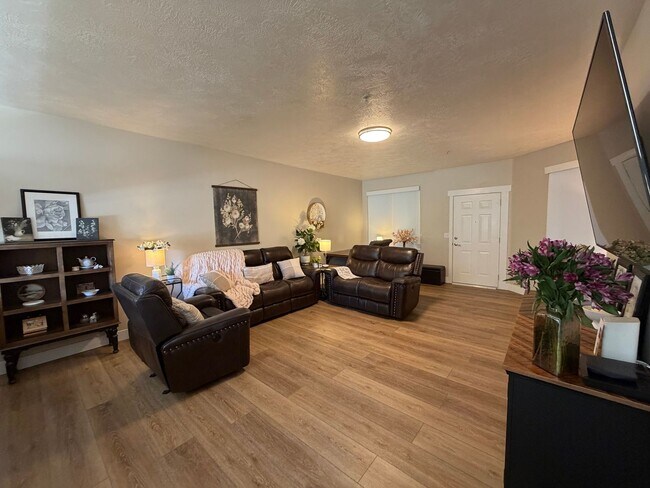 Building Photo - Charming 55+ Condo with Indoor Pool & Mountain Views in American Fork