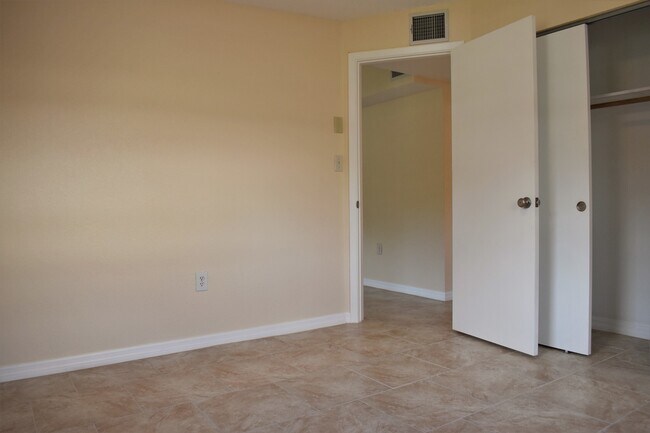 Building Photo - Reduced price! Great Neighborhood!