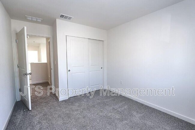 Building Photo - 2104 Shady Tree Cir