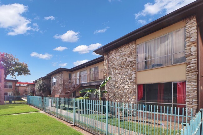 Building Photo - 7047 Bissonnet St