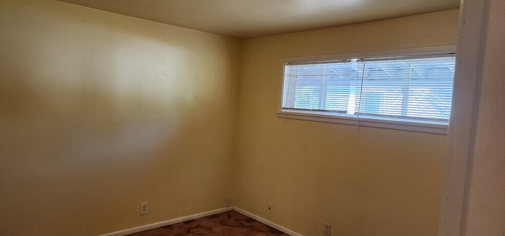 Bedroom - 907 E Laird Ave