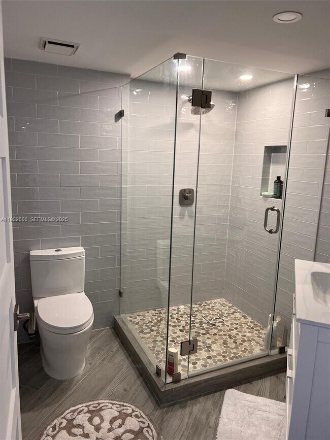 Building Photo - 16711 Collins Ave