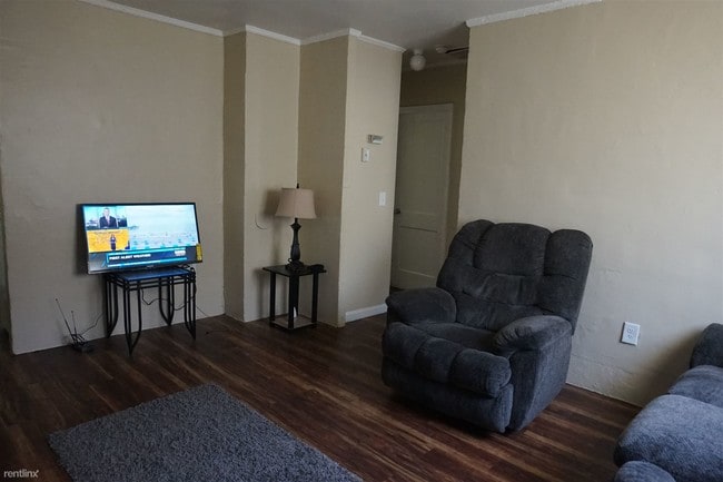 Building Photo - 722 Douglas St