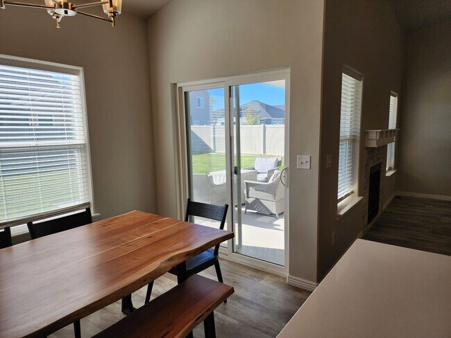 Building Photo - Beautiful, Immaculate Home in Northwest Tw...