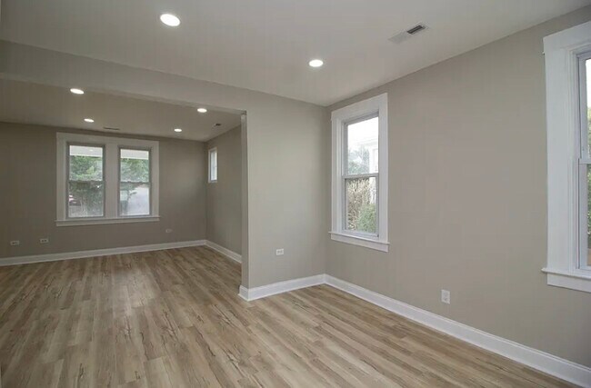 Building Photo - 403 Kingston Rd