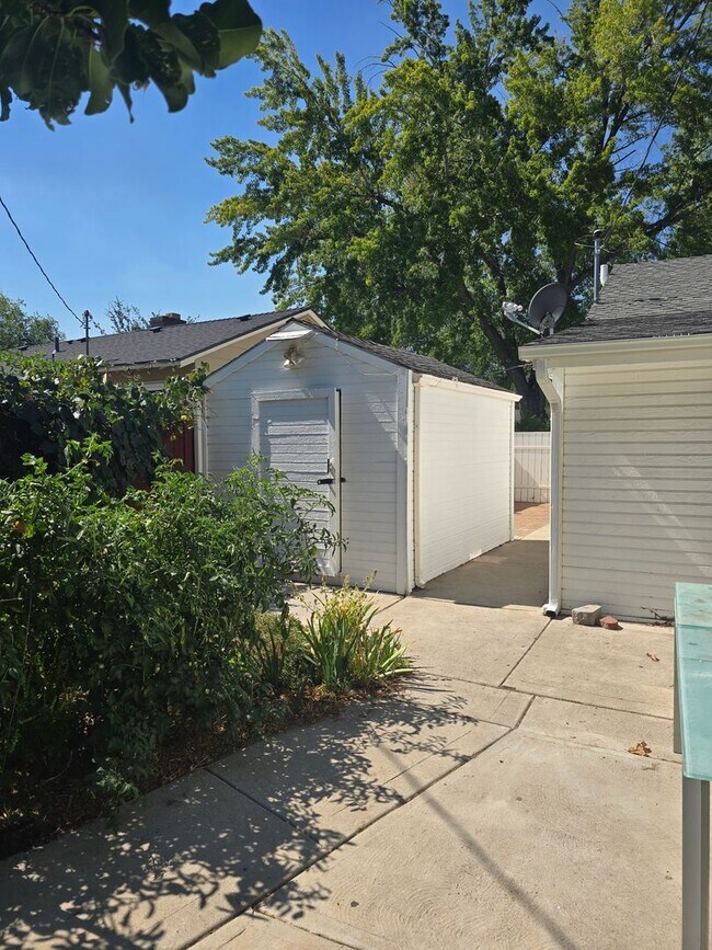 Building Photo - 652 Arbutus St