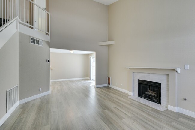 Building Photo - Charming 2-bedroom townhome in Green Valley!