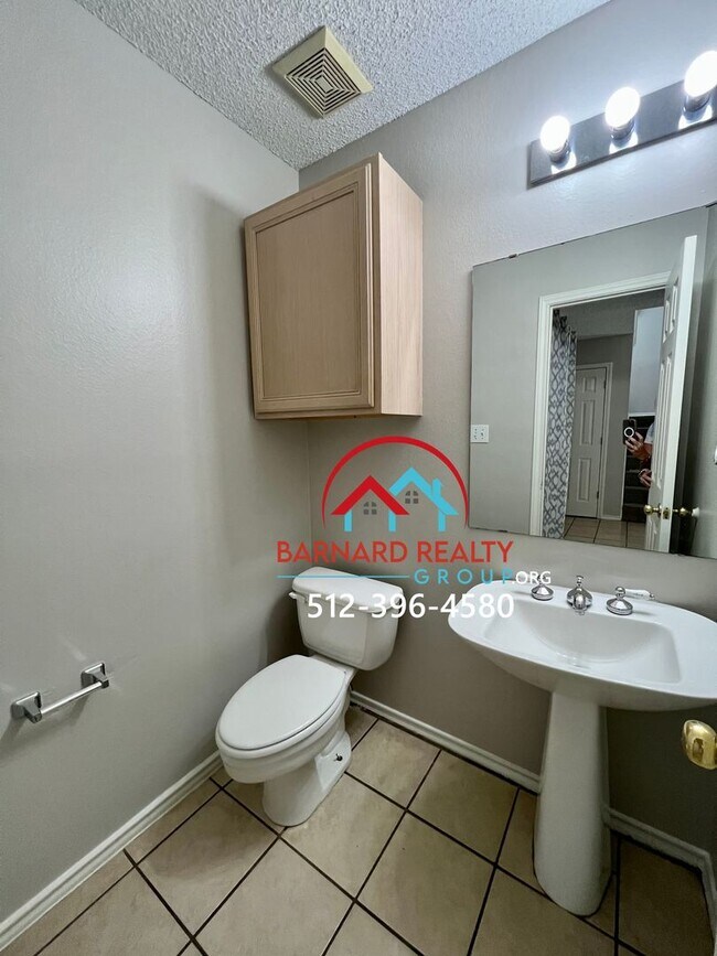 Building Photo - Available July 25: Spacious 3 Bedroom, 2.5 Bath Duplex with Garage