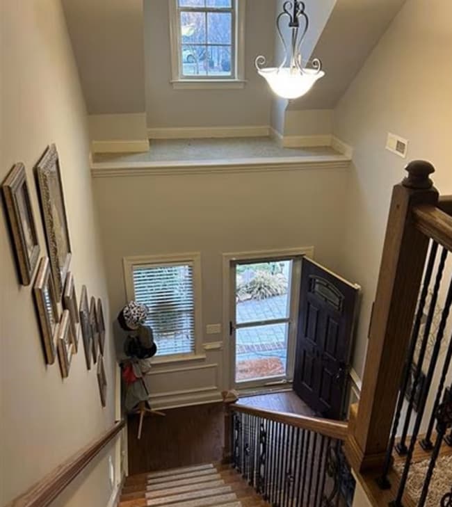 Building Photo - Spacious & Stylish 3 Bedroom, 2 1/2 Bathro...