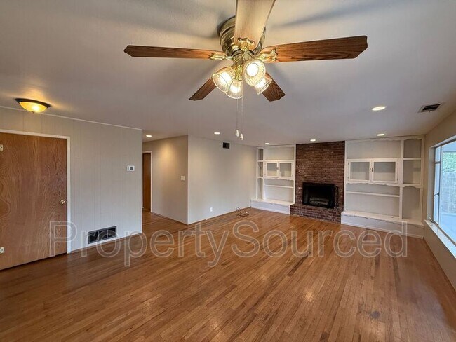 Building Photo - 1537 Maplewood Dr