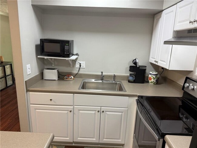 Building Photo - 3085 Colonial Way