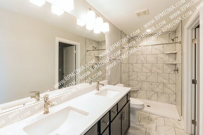 Building Photo - 10009 Powell Ave