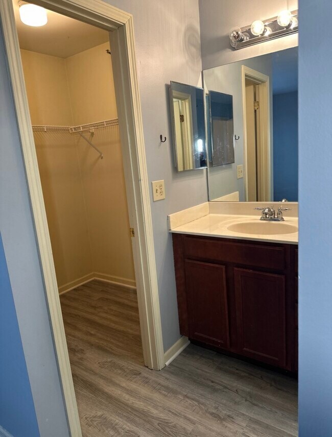 Building Photo - 214 Glengarry Dr